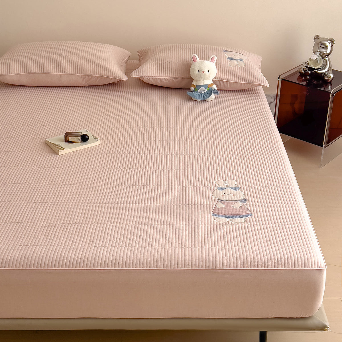 Gestepptes Matratzentopper mit Hasen-Applikation und rutschfester Unterseite