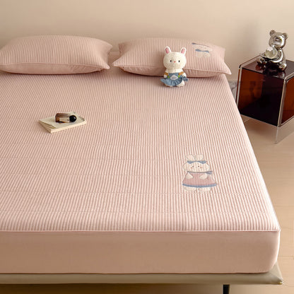 Gestepptes Matratzentopper mit Hasen-Applikation und rutschfester Unterseite