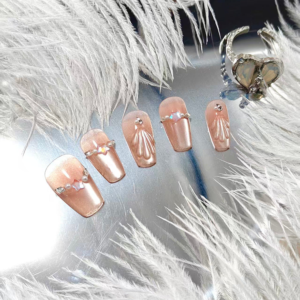 Exquisite Kunstnägel mit Glitzer- und Perlenakzenten Brehn