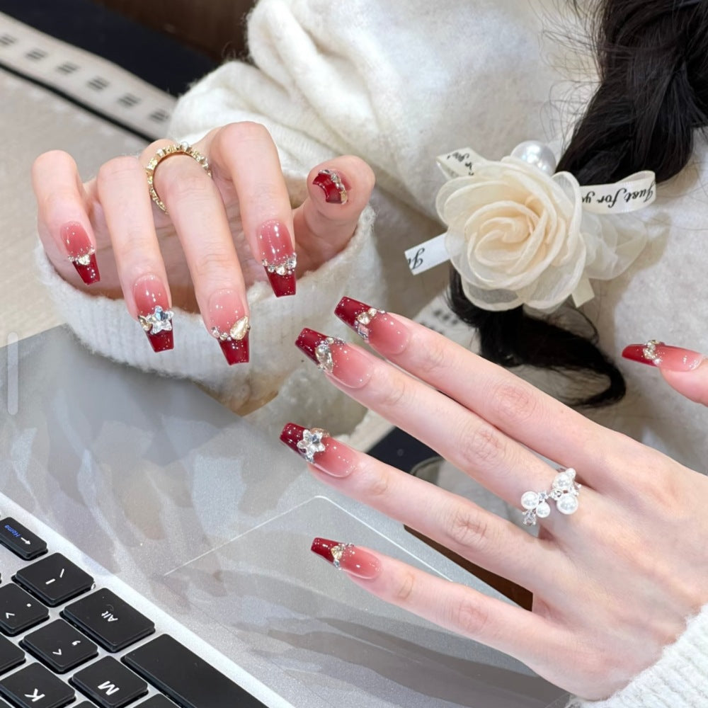 Glamouröse Kunstnägel mit Elegantem Strassdesign Brehn