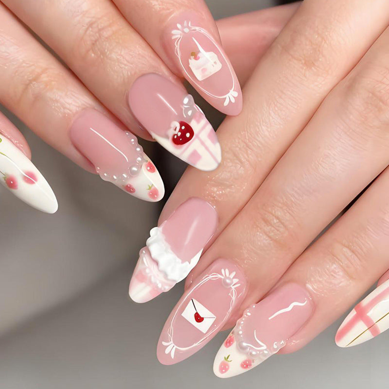 Kunstnagelset mit verspielten Blüten- und aufwendigen Dekoren Brehn