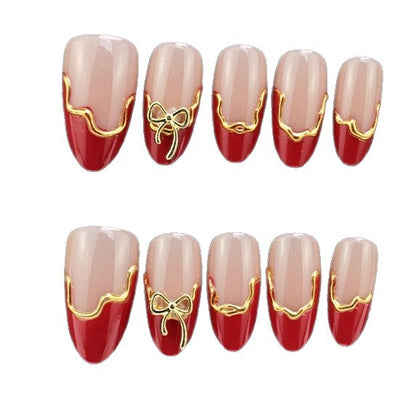 Kunstnagelset mit Blumen- und Golddetails Brehn
