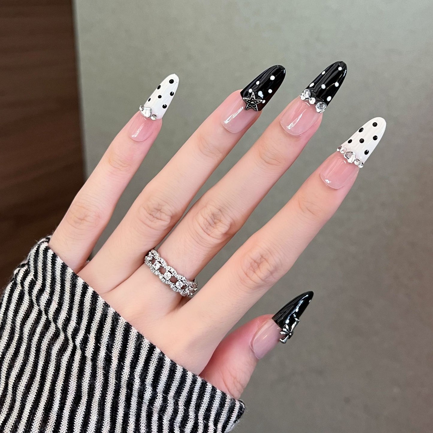 Elegante dekorative Press-On-Nagelerweiterungen Brehn