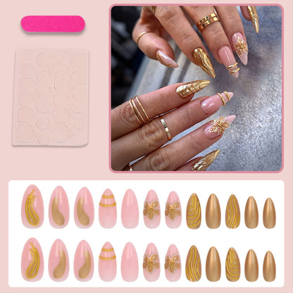 Kunstnagelset mit goldenen Verzierungen und eleganten Formen Brehn