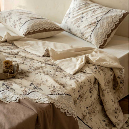 Gestepptes Baumwoll-Bettwäscheset mit Vintage-Blumenmuster und Spitzenbordüre