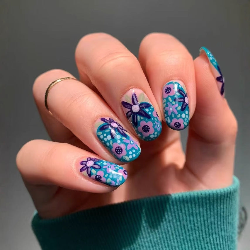 Kunstnagelset mit floralen Akzenten und lebendigen Mustern Brehn