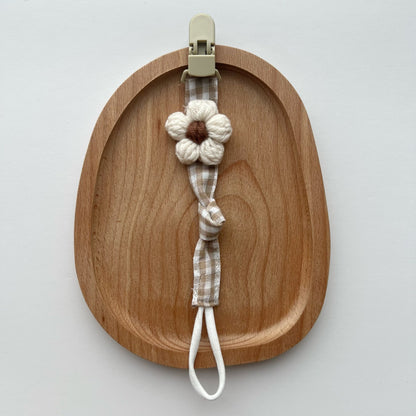 Schnuller- und Beißringclip mit Holz-Sicherheitsclip und gehäkelter Blume