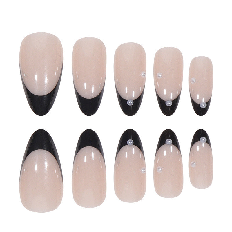 Kunstnagelset mit glanzvollem French Design und filigranen 3D-Akzenten Brehn