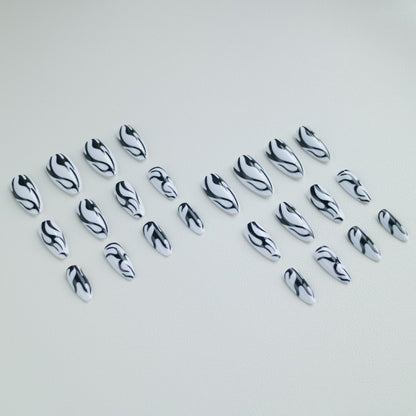Künstlerisch von Flamme inspiriertes Stiletto-Nageldesign