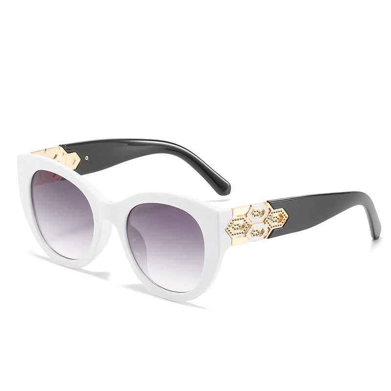 Modische Cat-Eye-Sonnenbrille mit dekorativen Akzenten Brehn