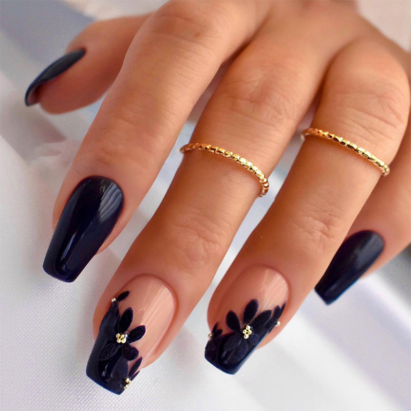 Dekorativer Press-On-Nagelsatz mit eleganten Blätterdesigns Brehn