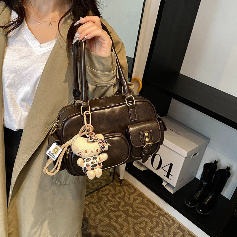 Elegante Handtasche mit Verspielten Anhängern und Mehreren Fächern Brehn