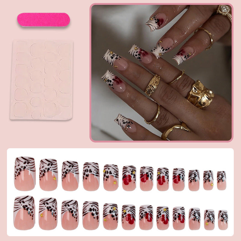 Kunstnagelset mit eleganten floralen Akzenten Brehn