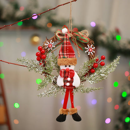 Festlicher Weihnachtskranz mit Tannenzapfen und Beeren Brehn