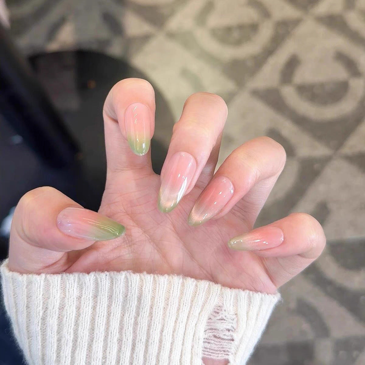 Künstlerisches Press-On-Nagelset mit floralen und geometrischen Designs Brehn