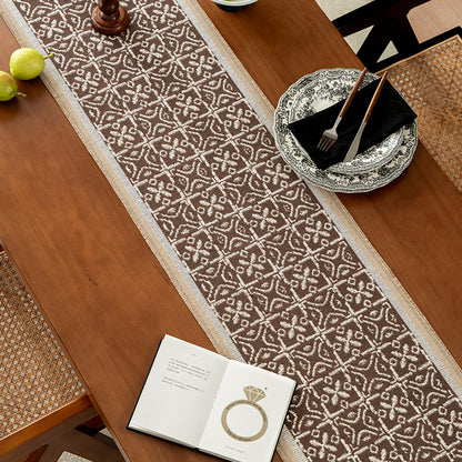 Dekorativer Tischläufer mit gewebtem Ornament-Jacquard und fein gesäumten Kanten Brehn