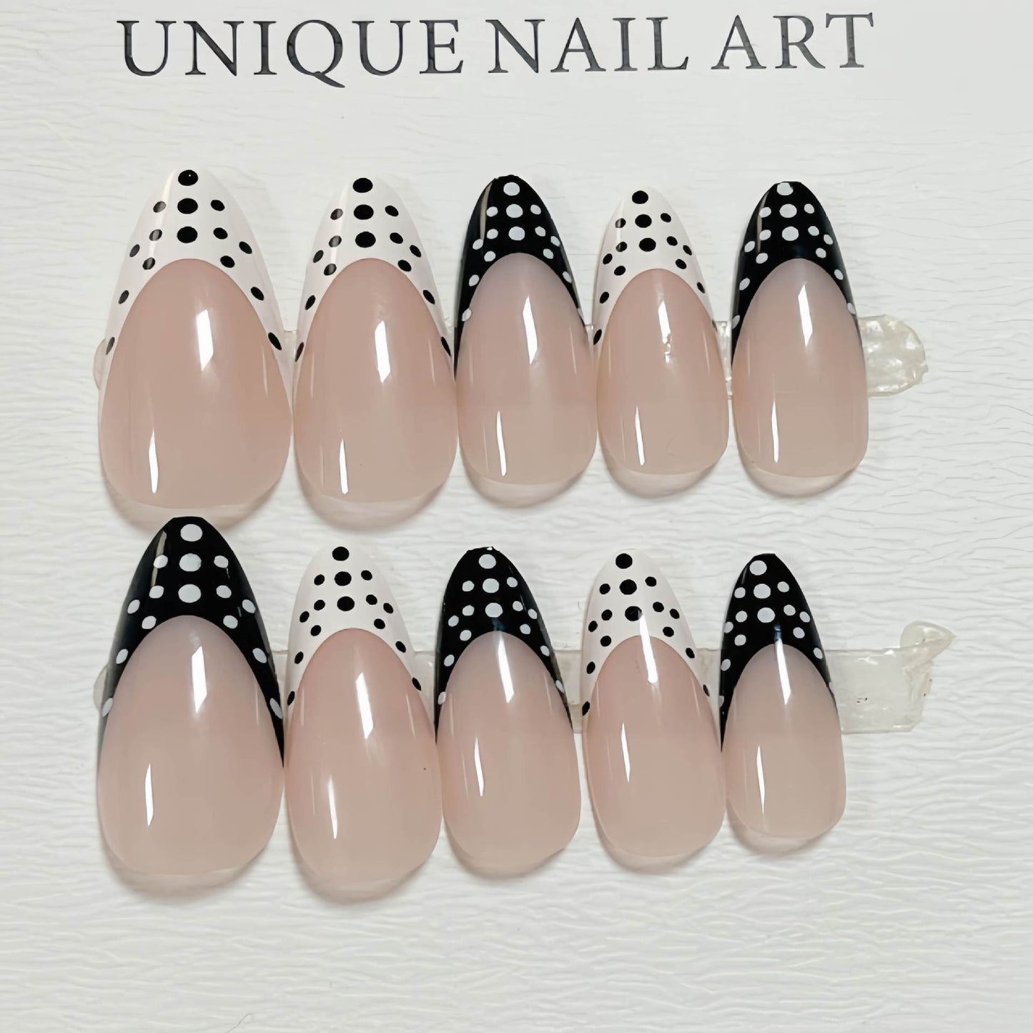 Stylishes gepunktetes Press-On-Nail-Design Brehn