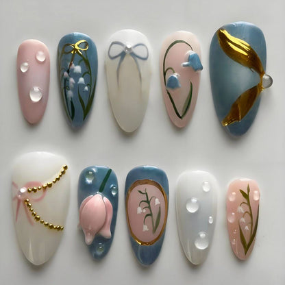 Kunstnagelset mit floralem Design und eleganten Goldverzierungen Brehn