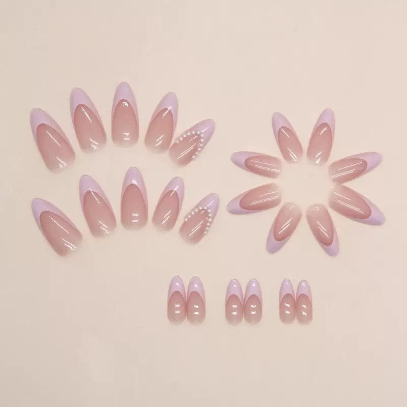Elegante Kunstnagelspitzen mit Glitzer- und Perlverzierungen Brehn