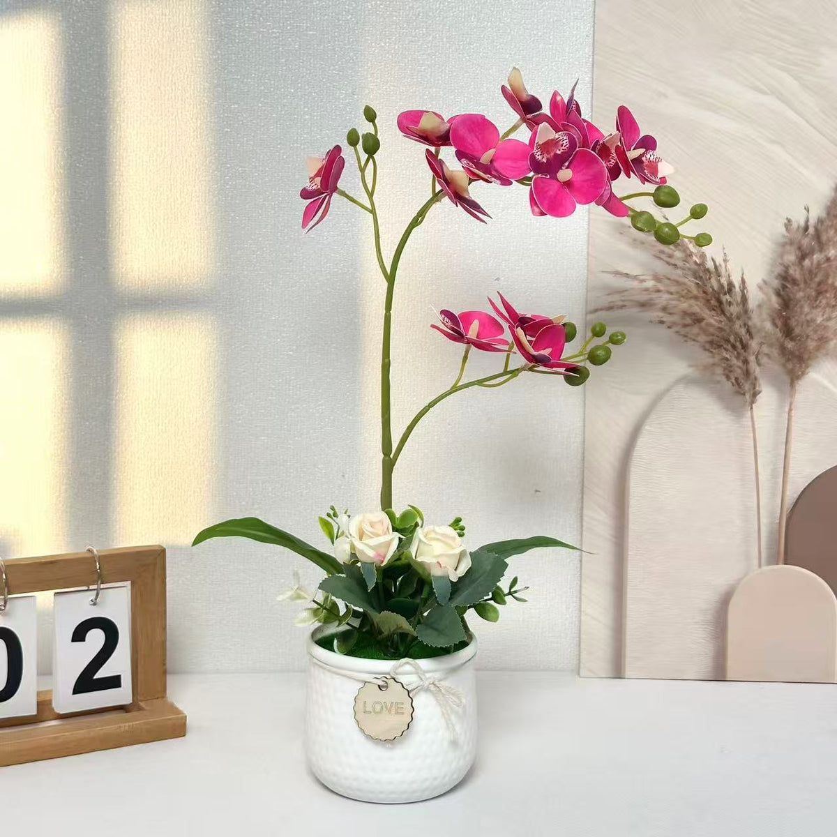 Lebensechte Orchideen- und Rosenblumenarrangement