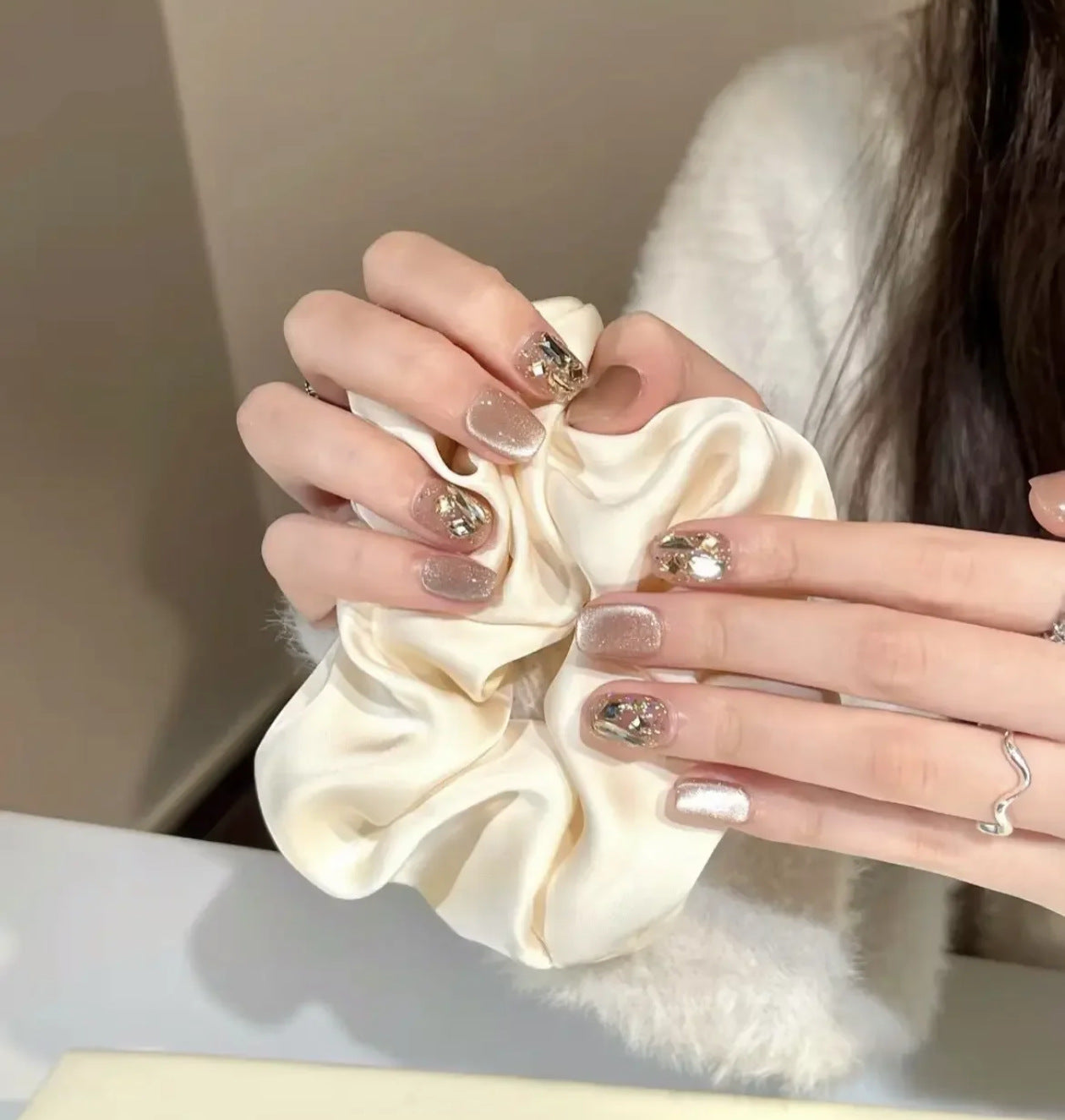 Elegante Kunstnägel mit Funkelnden Goldakzenten Brehn