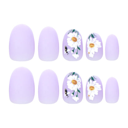 Kunstvolle Nagelgestaltung mit zarten Blumenelementen Brehn