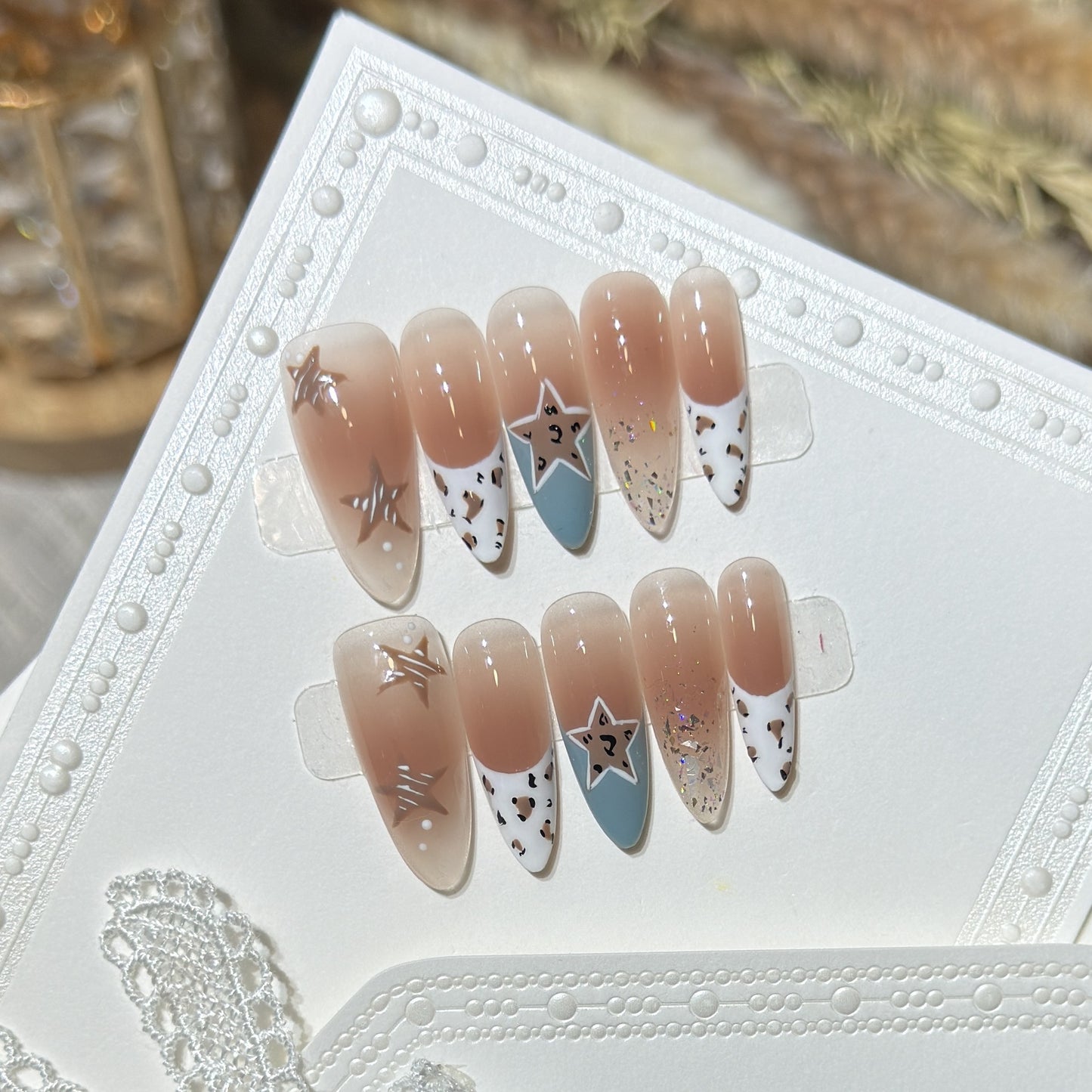 Elegantes Stiletto Press-On Nagelset mit künstlerischen Akzenten Brehn