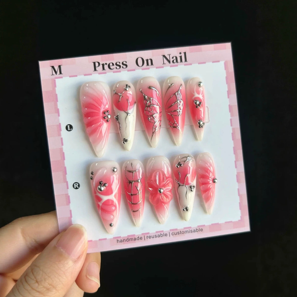 Dekorativer Press-On-Nagelset mit einzigartigen Designmerkmalen