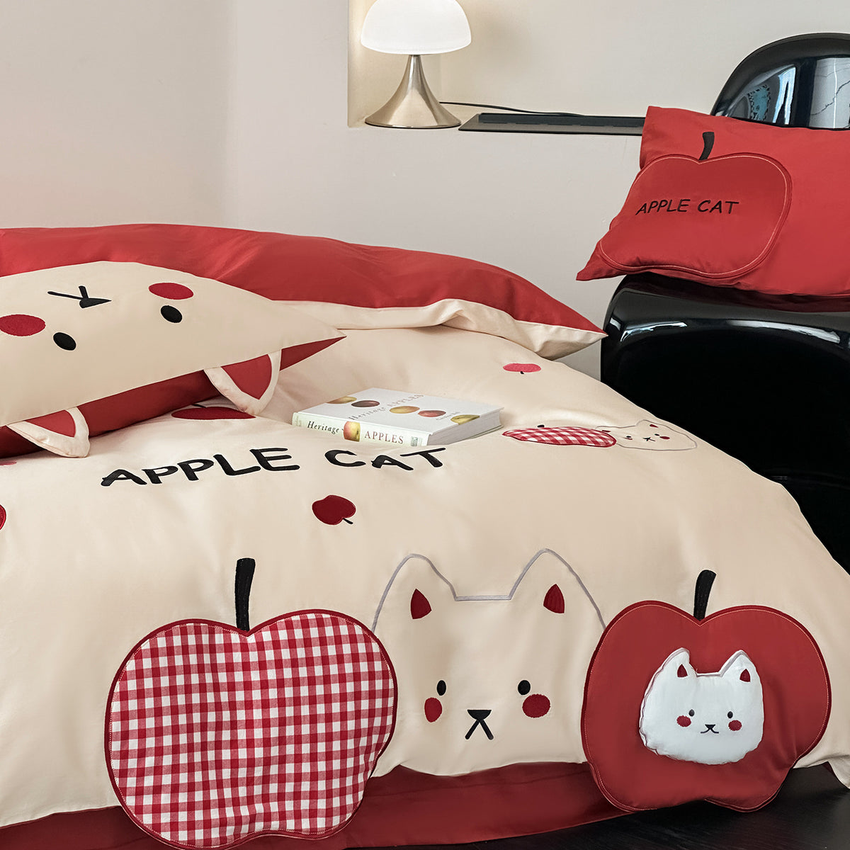 Kinder-Bettwäsche-Set mit Apfel-Katzen-Applikationen und gesteppter Dekokissenhülle Brehn
