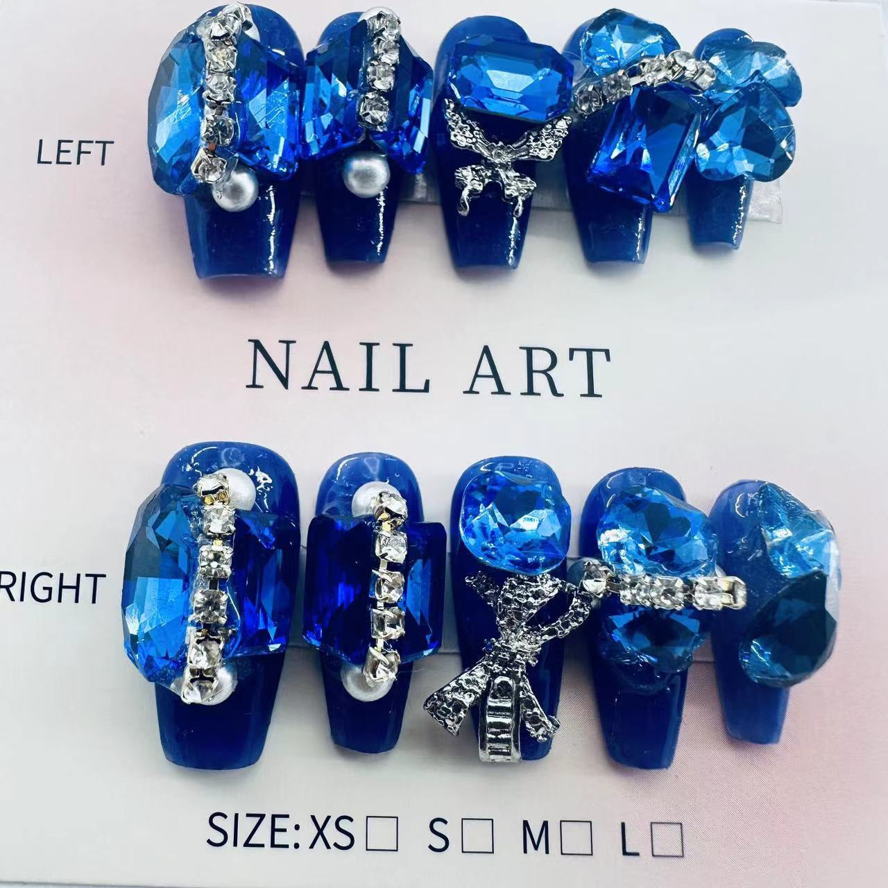 Glamouröse Nagelkunst mit Kristall- und Perlenakzenten Brehn