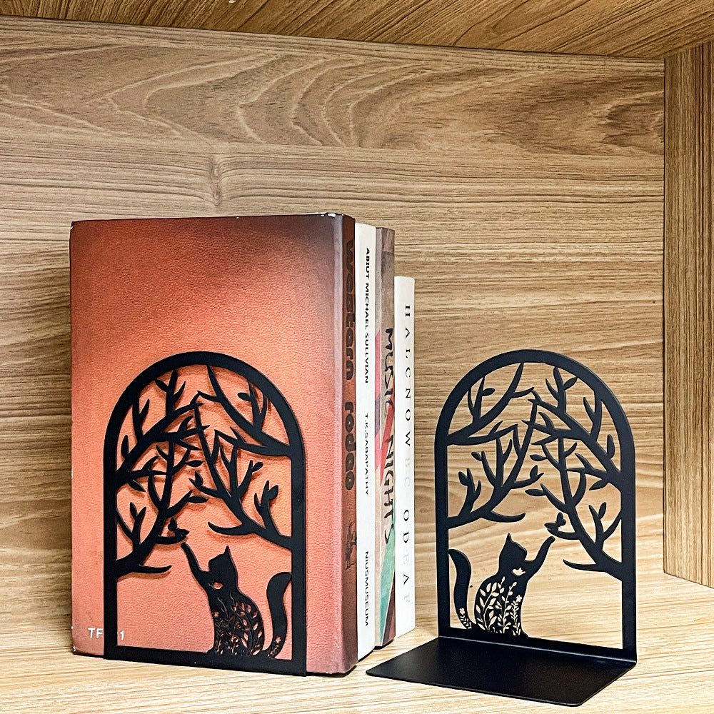 Dekorative Waldsilhouette Buchstützen