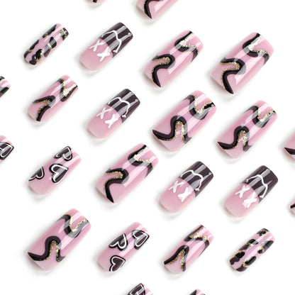Kunstvolle Nagelverlängerungen im eleganten Design mit Goldakzenten Brehn