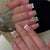 Kunstnagelset mit eleganten Glitzer- und Blumenverzierungen Brehn