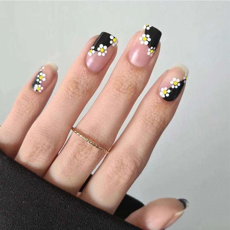 Kunstvolle Nagelkunst mit Blumenmuster Brehn