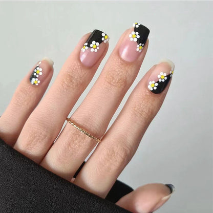 Kunstvolle Nagelkunst mit Blumenmuster Brehn