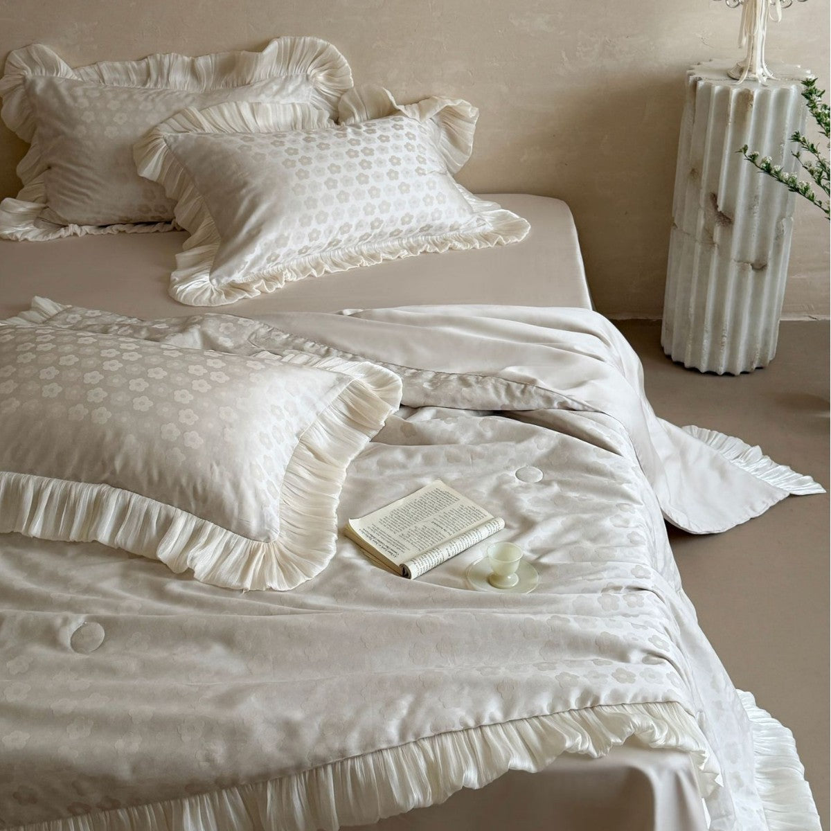 Satin-Steppbett-Set mit plissierten Volants und feiner Jacquard-Blumenstruktur