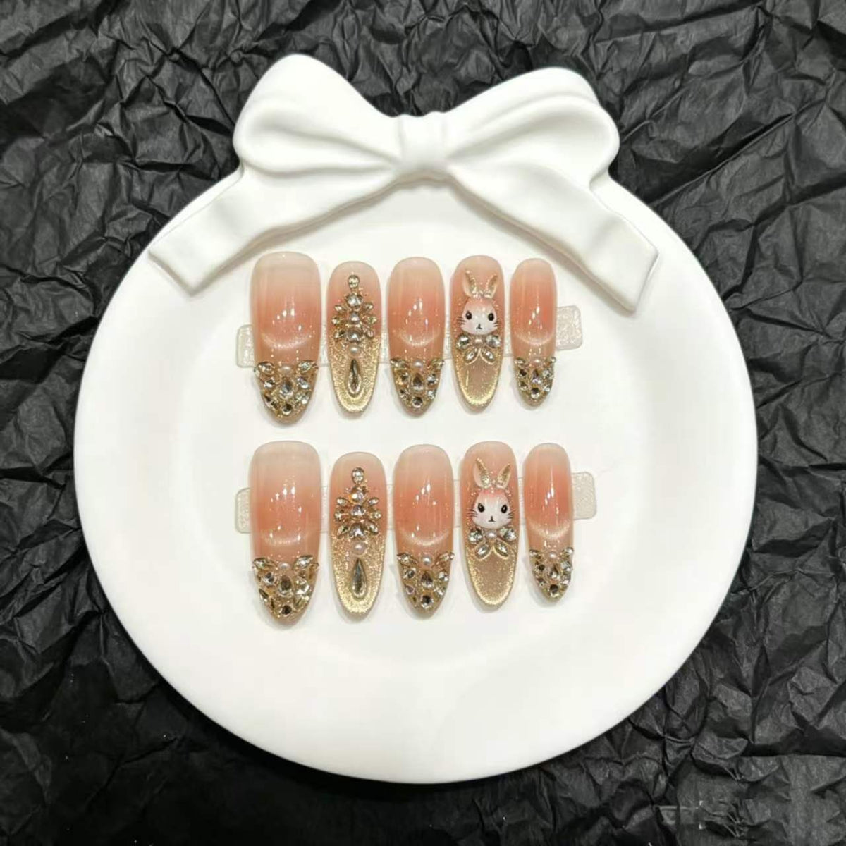 Dekoratives Press-On Nagelkunstset mit Hasen- und Edelsteinakzenten