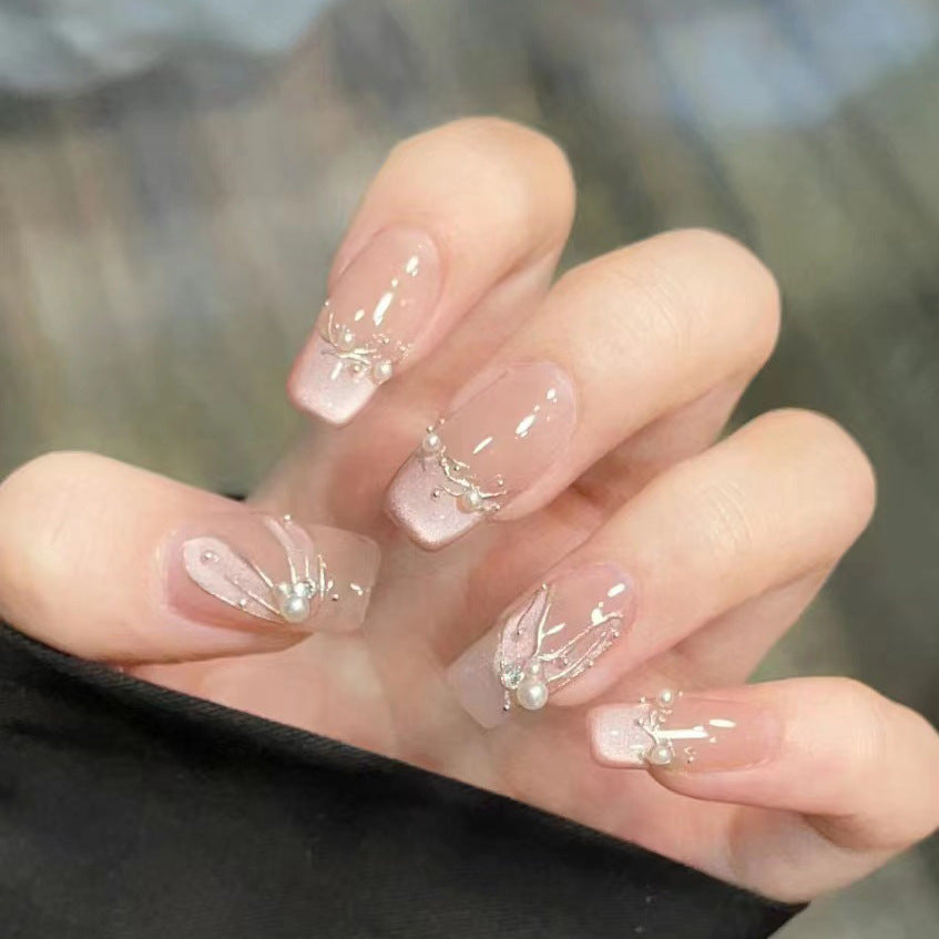 Dekorativer Press-On-Nagelset mit Perlenakzenten Brehn