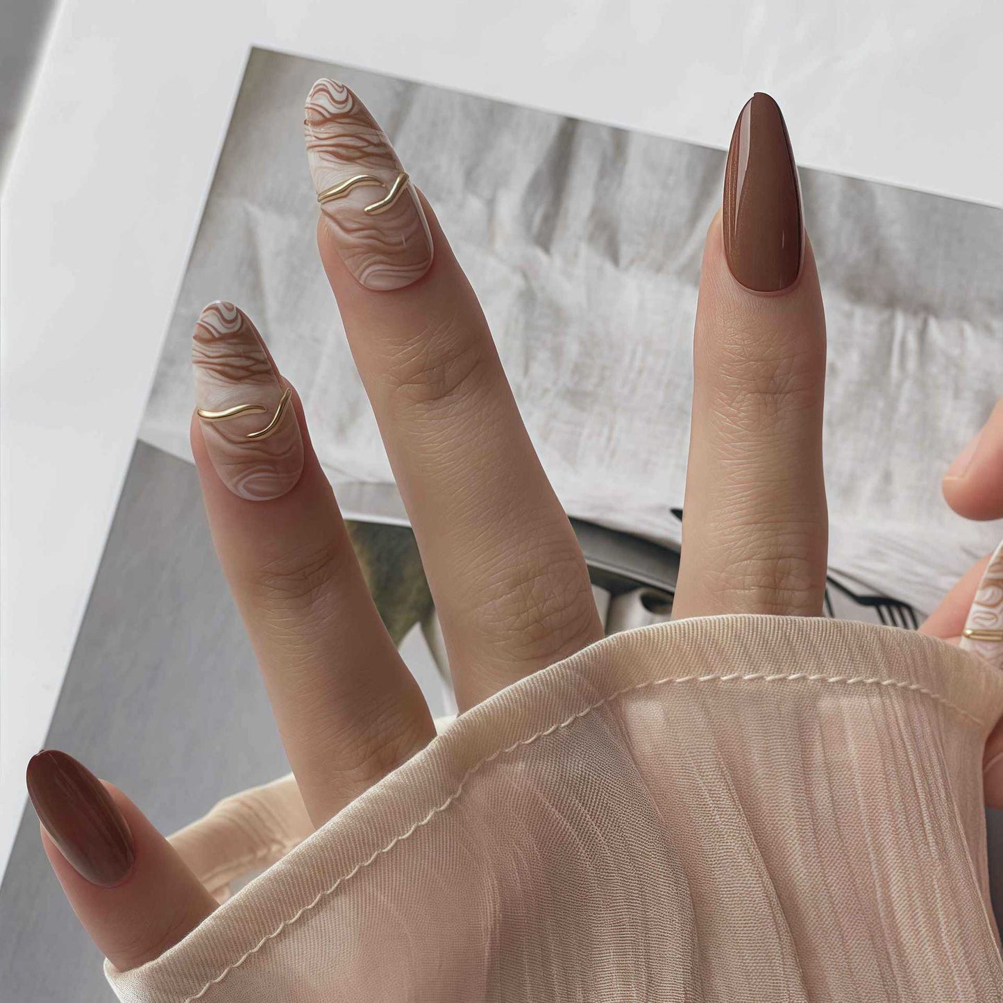 Elegante Ombre Press-On Nagelspitzen mit metallischen Akzenten Brehn