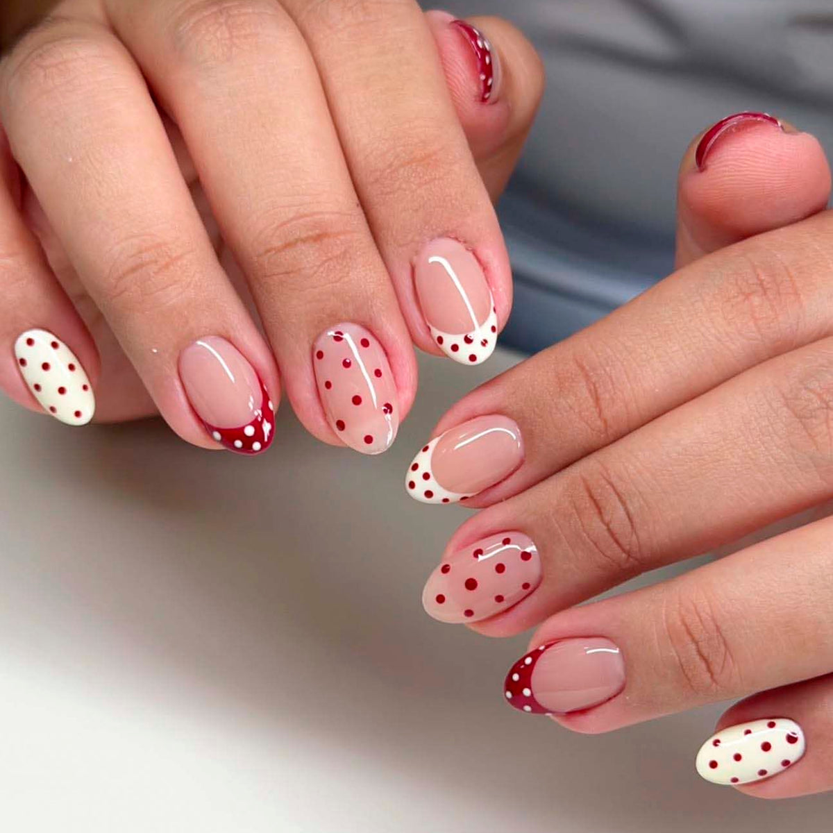 Künstliche Nagelkunst mit verspielten Punkten und Schleifen Brehn