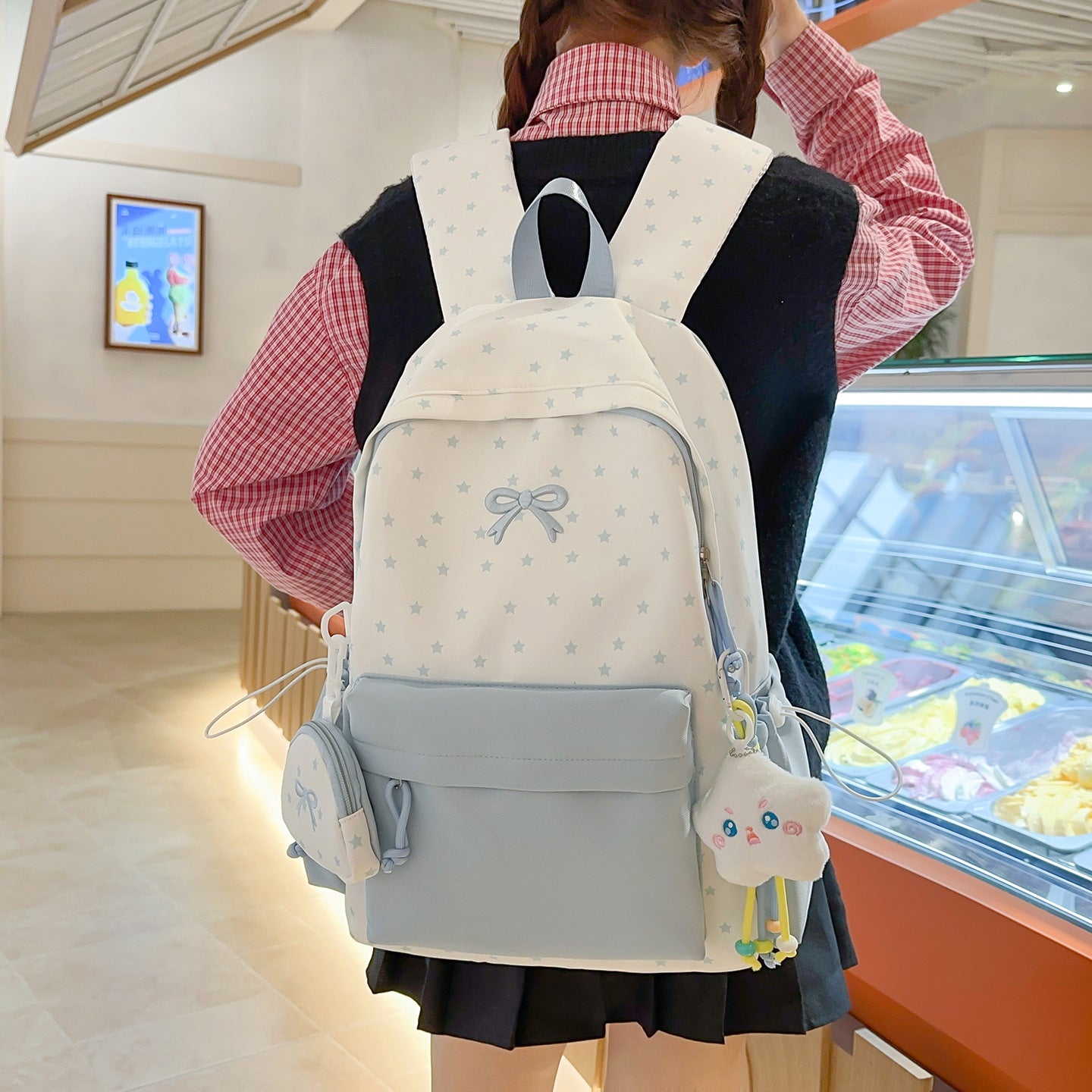 Rucksack mit Verspieltem Design und Kreativen Aufbewahrungslösungen Brehn