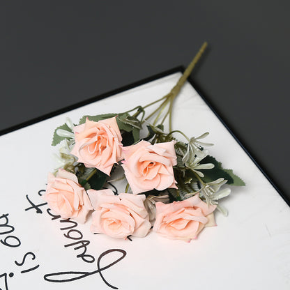 Realistischer künstlicher Rosenstrauß