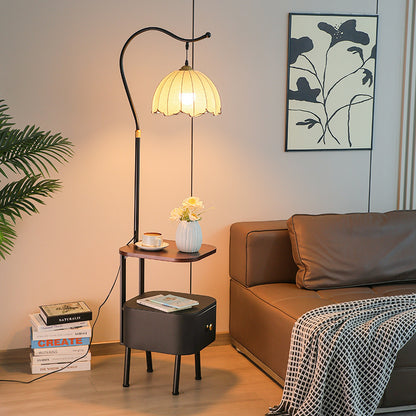 Stilvolle Stehlampe mit integriertem Beistelltisch