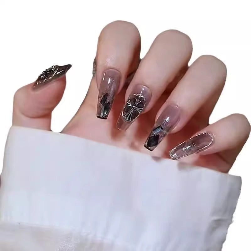 Glamouröse Kunstfingernägel mit Herz-Design und Glitzernden Akzenten Brehn