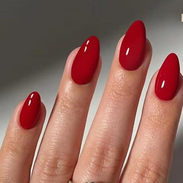 Kunstnagelset mit glänzenden, spitzen Akzenten Brehn
