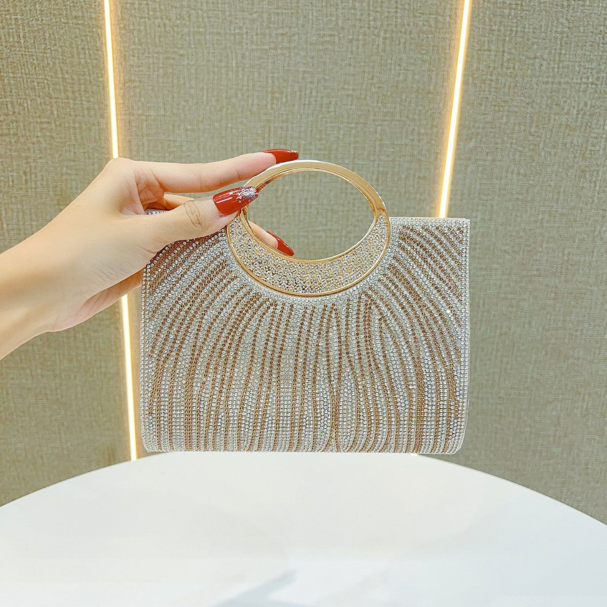 Glamouröse Abendhandtasche mit Strass-Design
