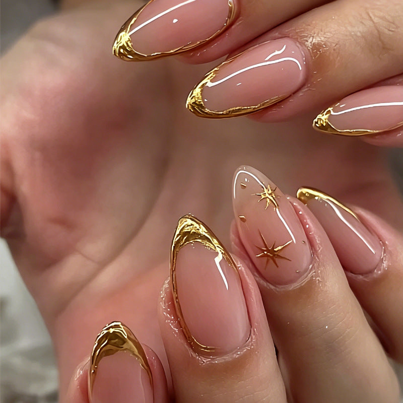 Kunstnagelset mit eleganten Goldakzenten und romantischen Sternmuster Brehn