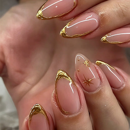 Kunstnagelset mit eleganten Goldakzenten und romantischen Sternmuster Brehn