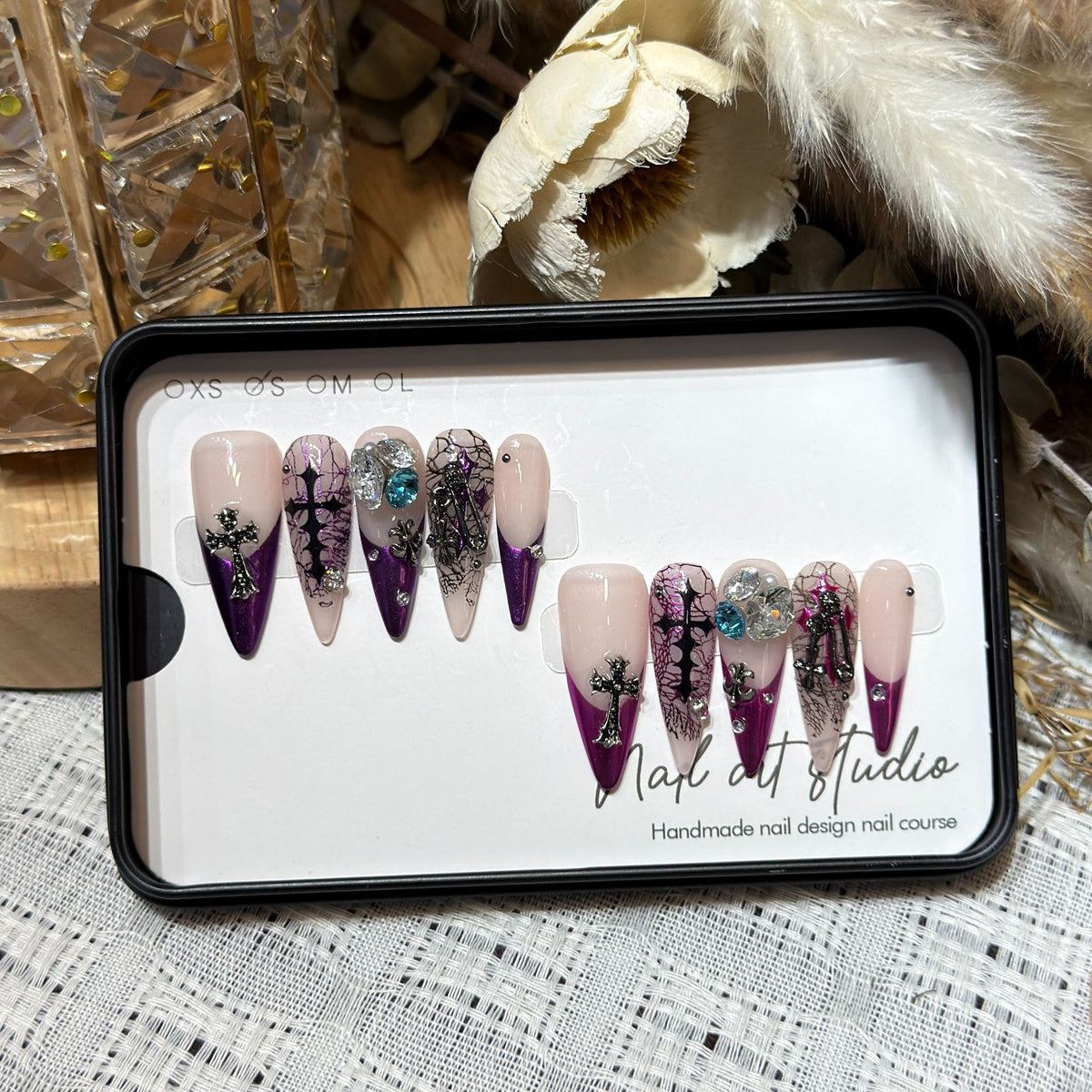 Künstlerisches Stiletto Presse-Nagelset mit einzigartigen Blumen- und Edelsteindetails Brehn