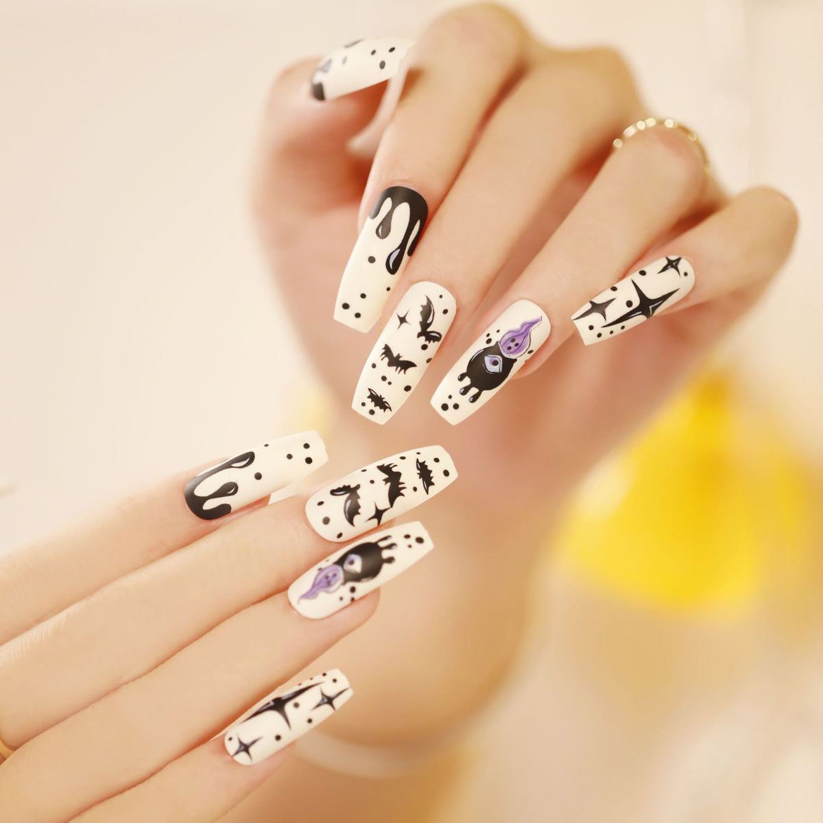 Kunstvolle Nagelkunst mit gruseligen Motiven Brehn